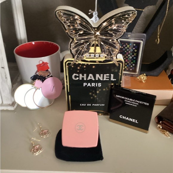 CHANEL Pink Blush Compact - Picture 4 of 6